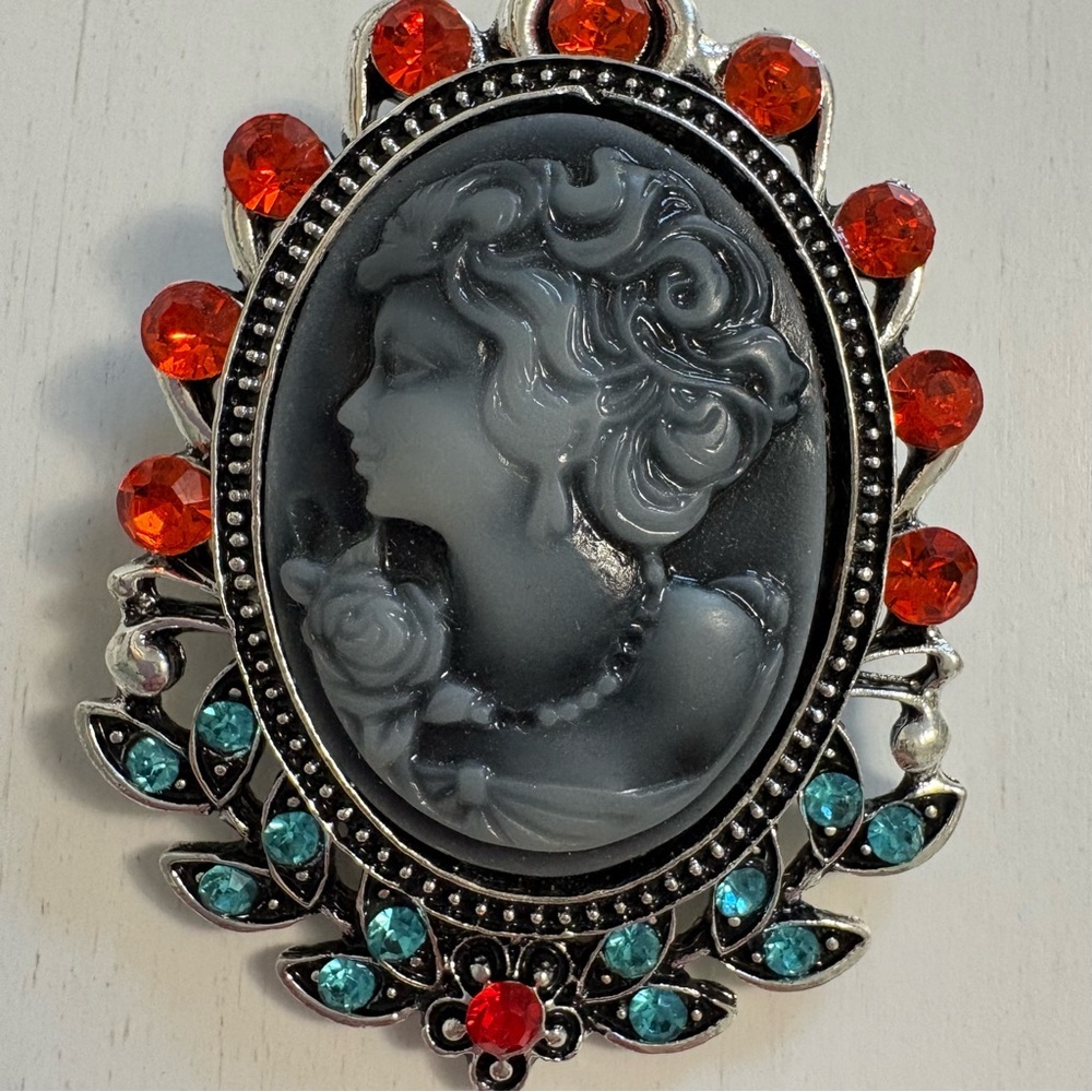 Vintage-Inspired Grey Cameo Brooch with Red Orange and Teal Stones - Picture 2 of 5